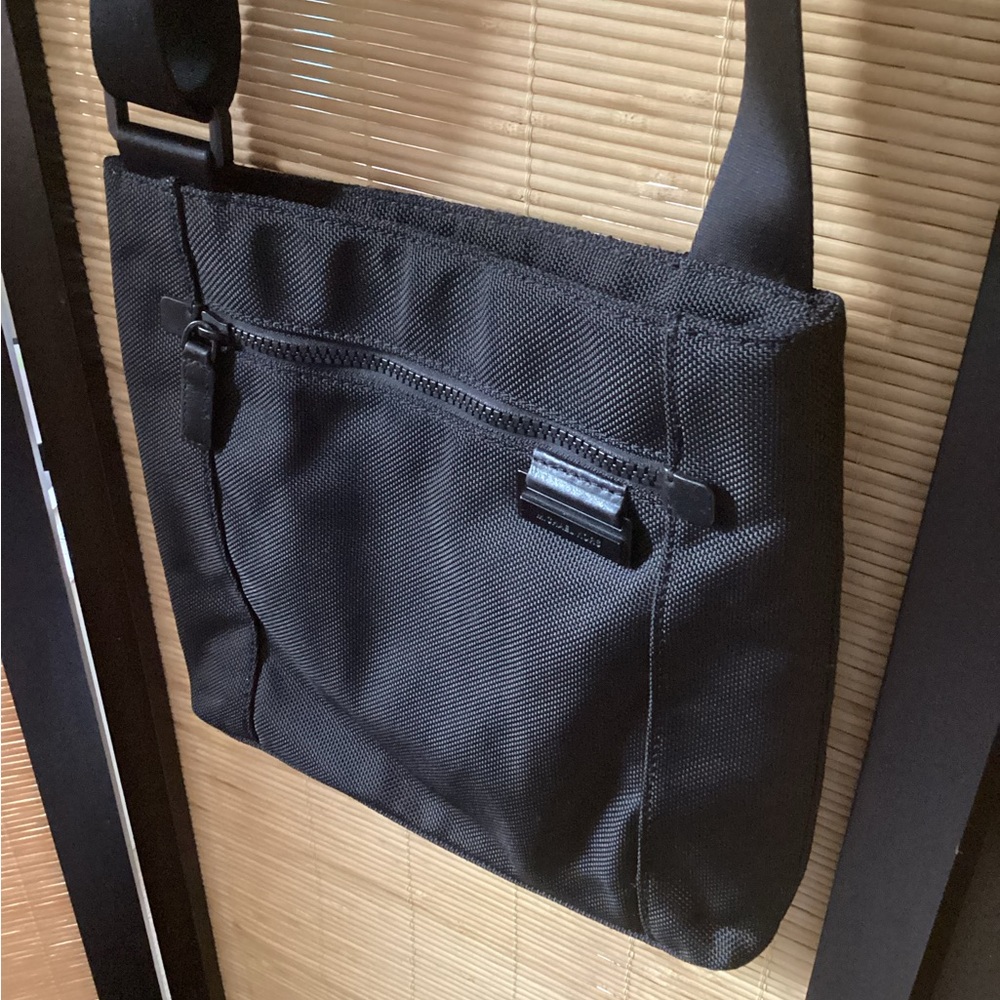 Men’s MICHAEL KORS Travis Messenger Bag black nylon crossbody - Picture 4 of 15